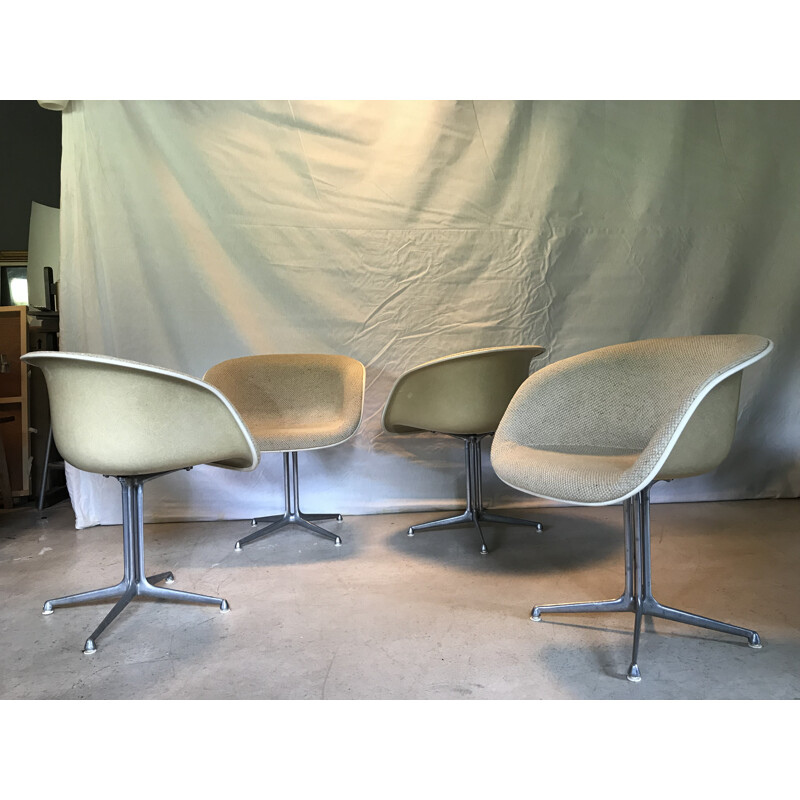 Suite de 4 fauteuils vintage en tissu beige par Eames - 1960