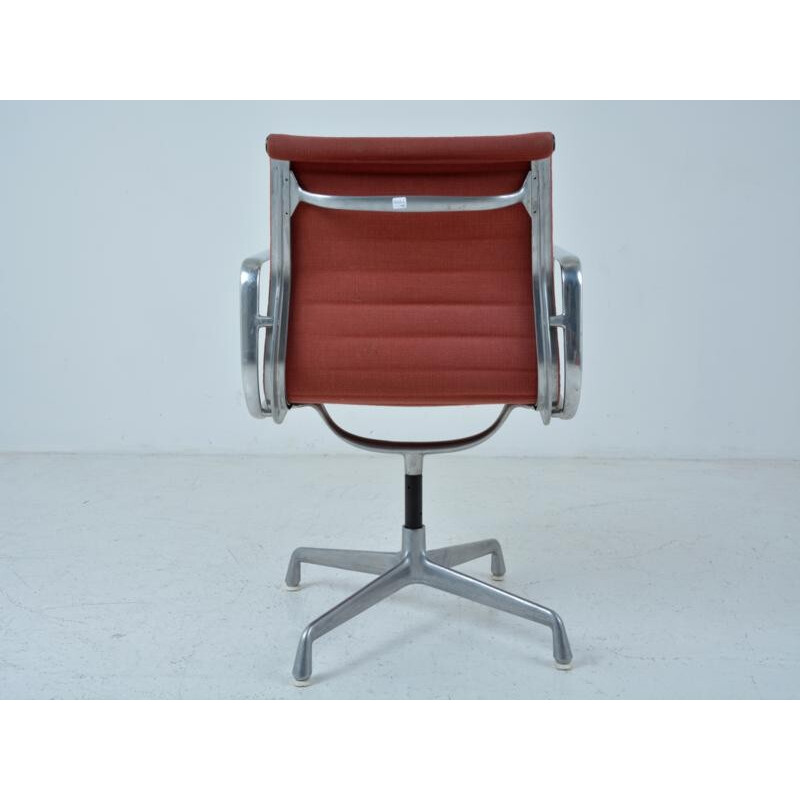 Fauteuil EA 107 pivotant Vintage modèle "group alu" - 1950