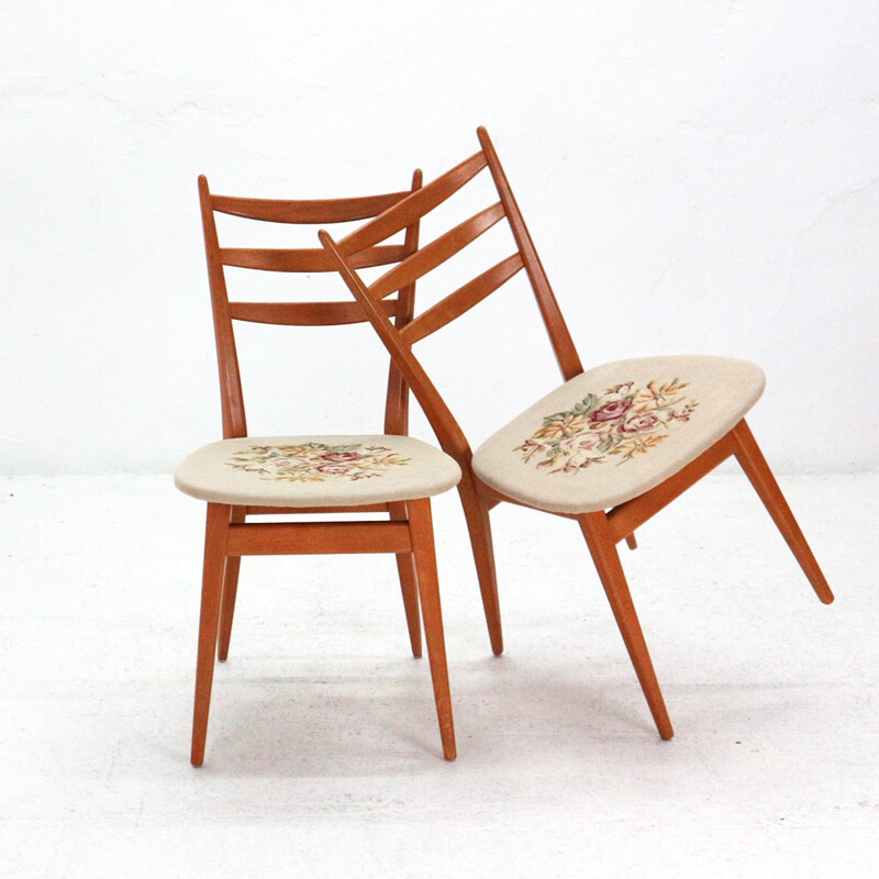 Suite de 2 chaises à repas en hêtre avec motif floral - 1950
