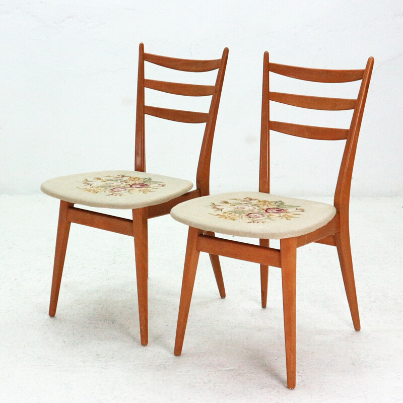 Suite de 2 chaises à repas en hêtre avec motif floral - 1950