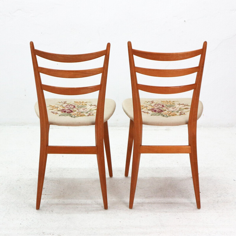 Suite de 2 chaises à repas en hêtre avec motif floral - 1950