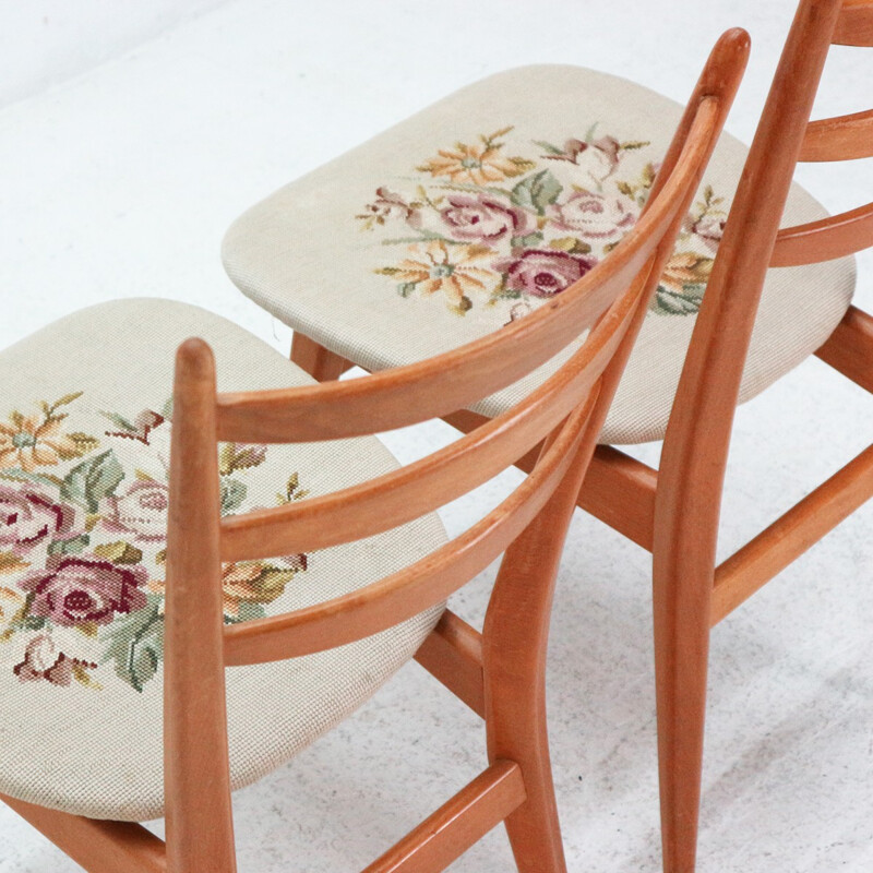 Suite de 2 chaises à repas en hêtre avec motif floral - 1950