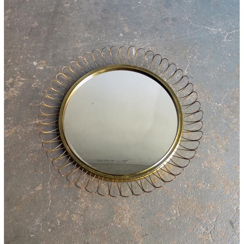 Miroir vintage rond avec cadre en laiton bouclé - 1960