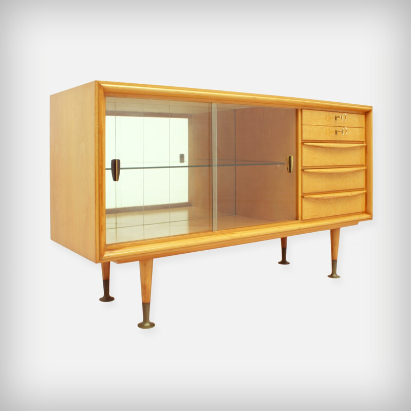 Aparador vintage de madera de cerezo con puertas de cristal, 1950