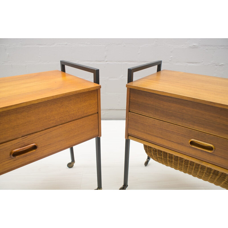 Suite de 2 tables de Couture Scandinaves Sur Roulettes - 1960