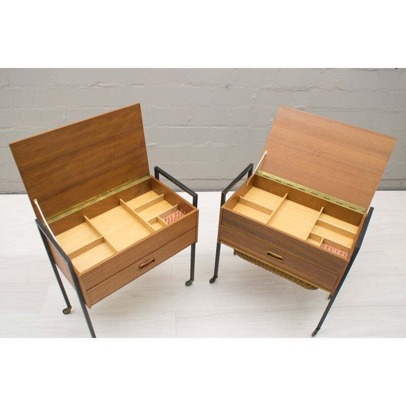 Suite de 2 tables de Couture Scandinaves Sur Roulettes - 1960