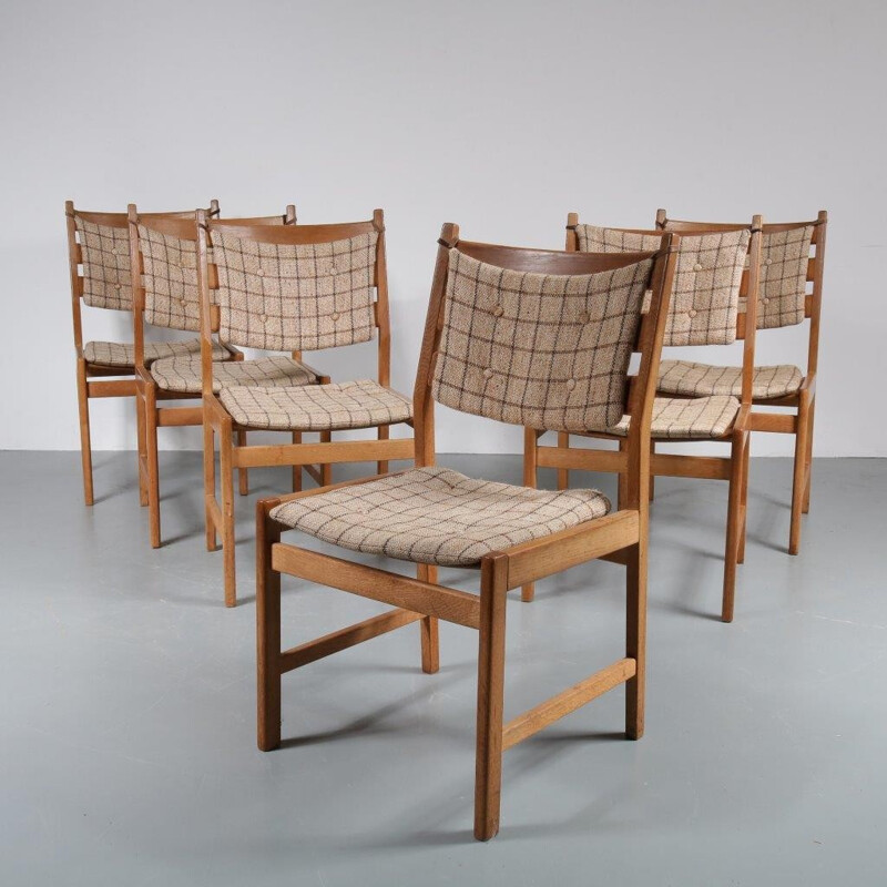 Suite de 6 chaises à repas en chêne avec coussins - 1950