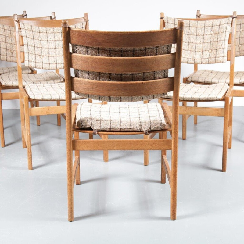 Suite de 6 chaises à repas en chêne avec coussins - 1950