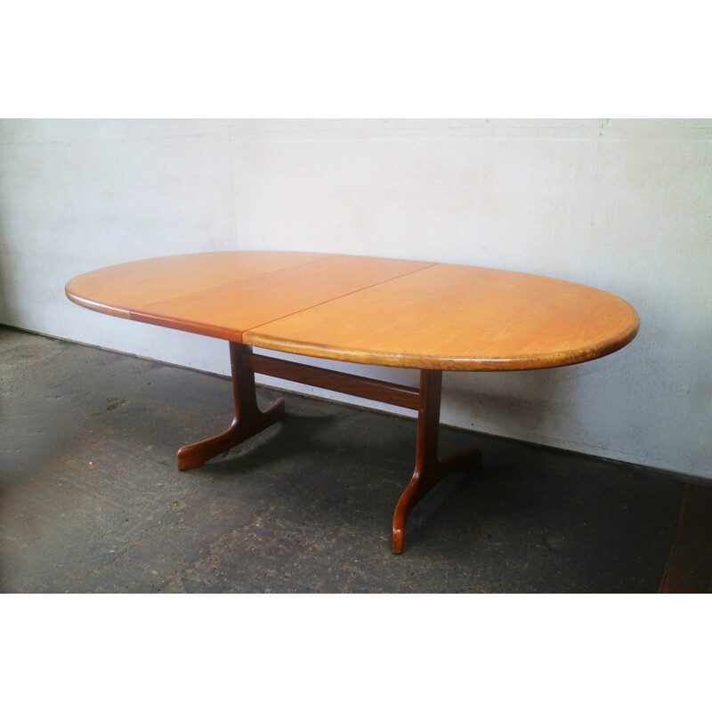English Vintage extending dining table by G Plan - 1970s