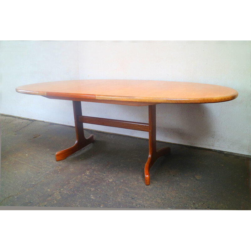 English Vintage extending dining table by G Plan - 1970s