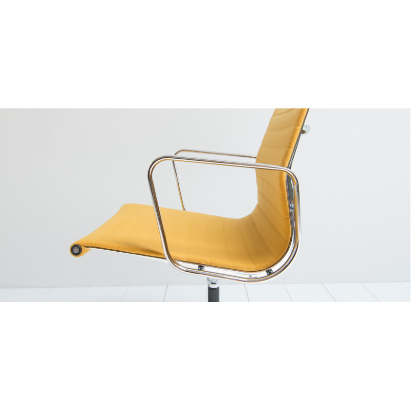 Suite de 2 fauteuils vintage EA108 par Charles et Ray Eames - 1950