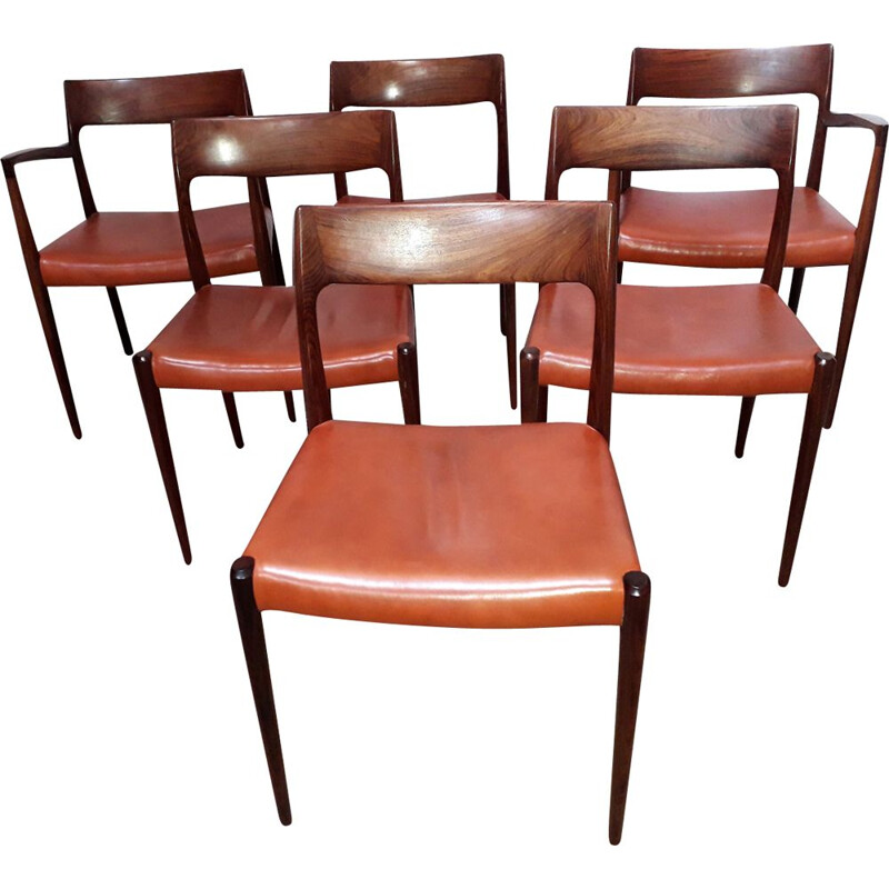 Ensemble de 4 chaises et 2 fauteuils rouges vintages de salle à manger par Niels Otto Moller  - 1960