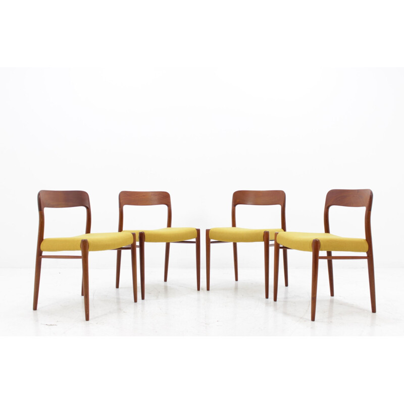 Suite de 4 chaises en teck par Niels O. Møller modèle 75 pour J.L. Møllers - 1960