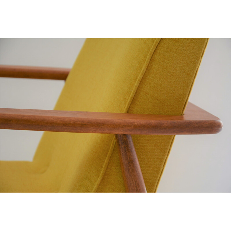 Vintage yellow "Z" armchair - 1960