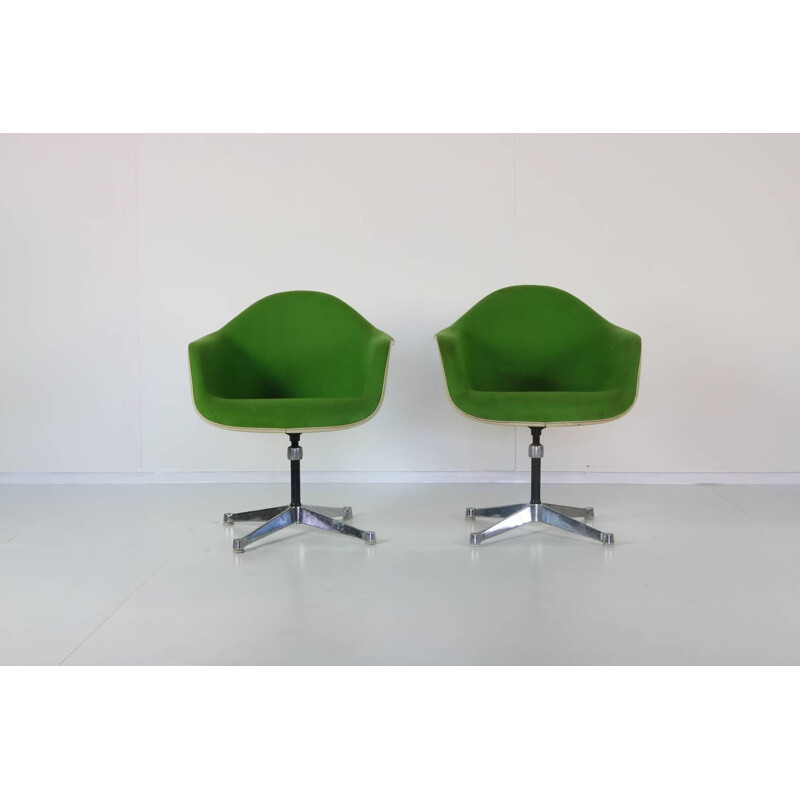 Suite de 2 fauteuils vintage verts par Charles Eams pour Herman miller - 1950