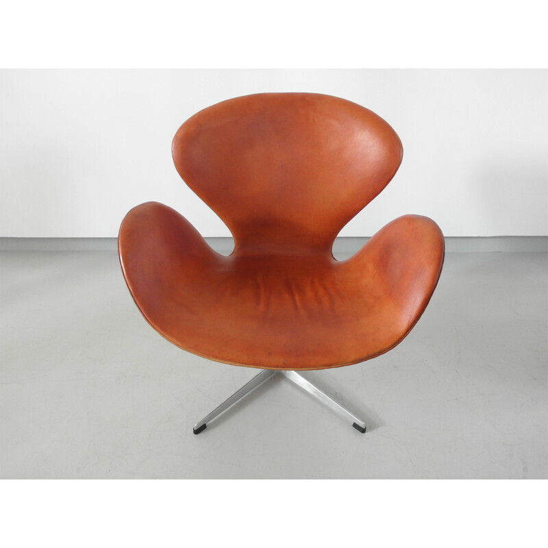 Vintage easy chair Swan in leather by Arne Jacobsen - 1960s