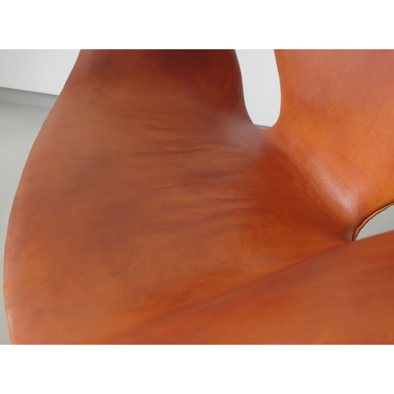 Vintage easy chair Swan in leather by Arne Jacobsen - 1960s