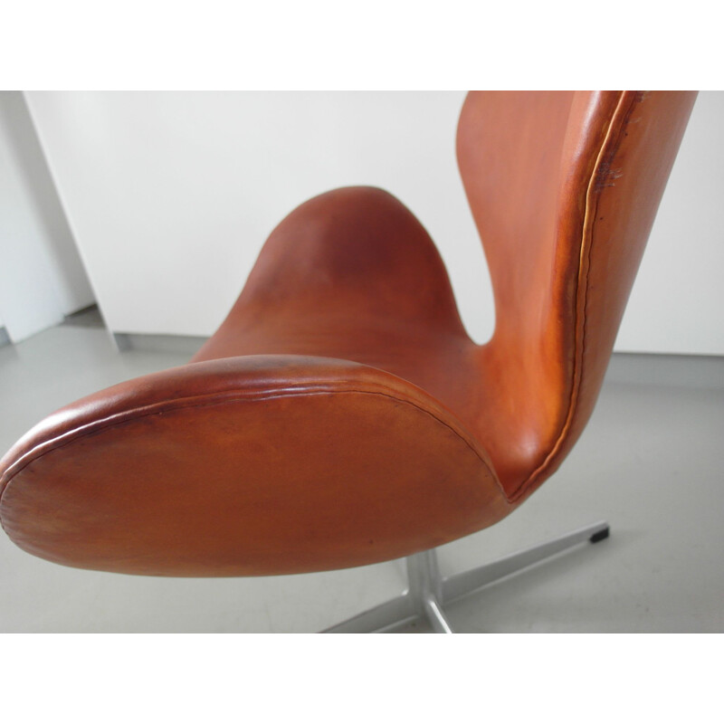 Vintage easy chair Swan in leather by Arne Jacobsen - 1960s