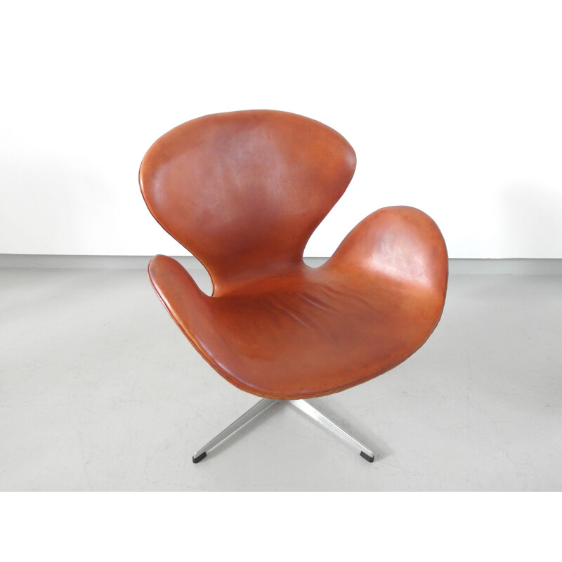 Vintage easy chair Swan in leather by Arne Jacobsen - 1960s