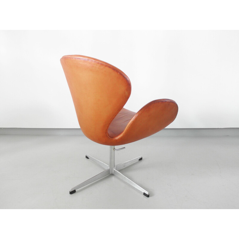 Vintage easy chair Swan in leather by Arne Jacobsen - 1960s