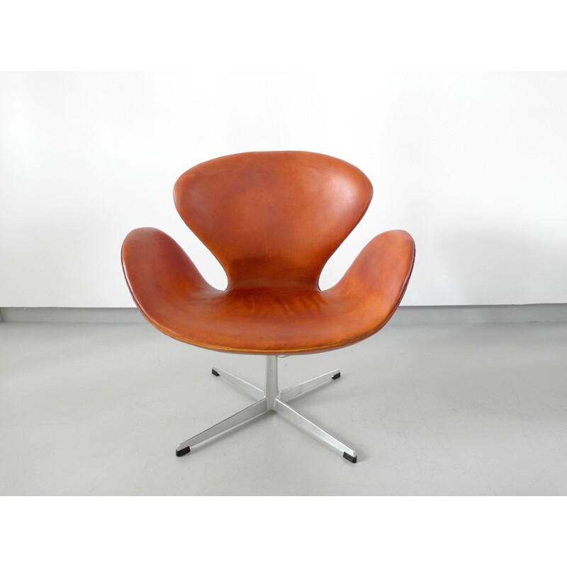 Vintage easy chair Swan in leather by Arne Jacobsen - 1960s