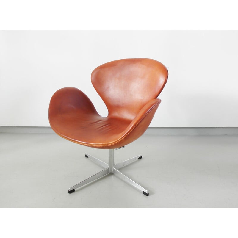 Vintage easy chair Swan in leather by Arne Jacobsen - 1960s