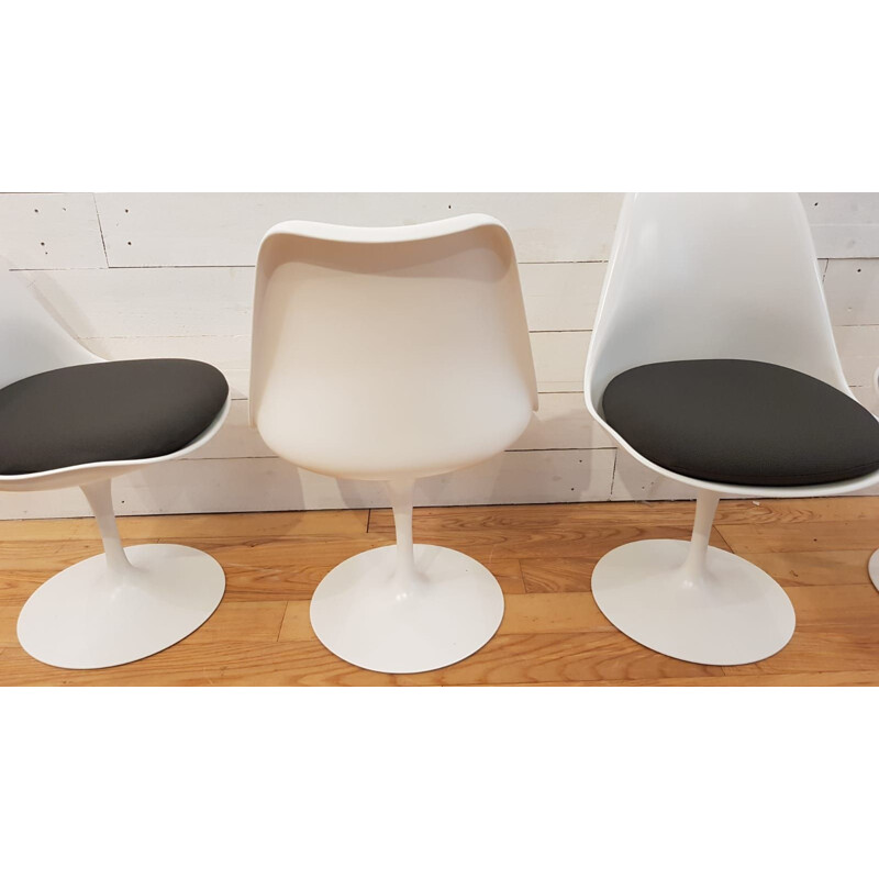 Vintage set of 4 white Tulip chairs by Eero Saarinen for Knoll - 1960