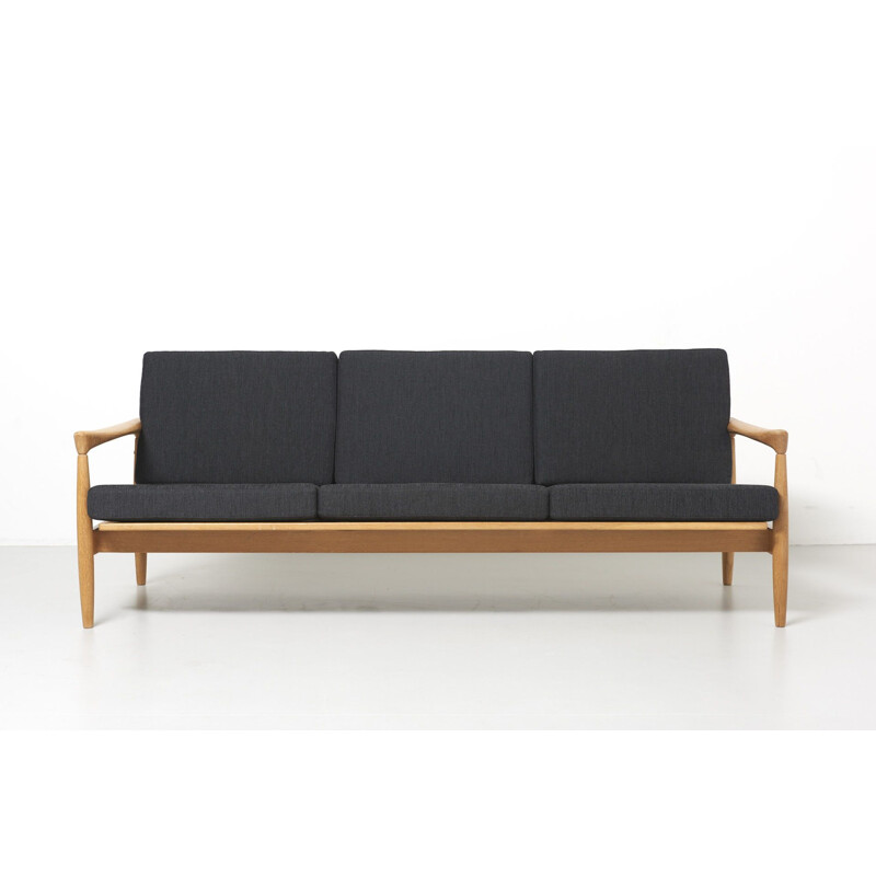 Vintage 3-seatersSofa in oak with black cushions