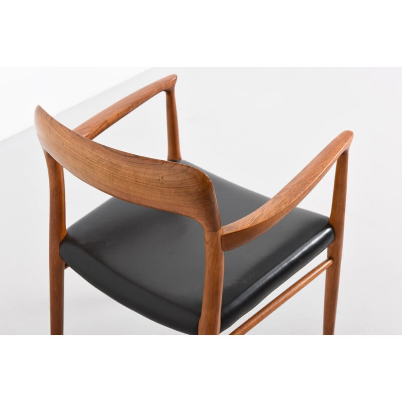 Set of 6 scandinavian chairs in teak and black leather, Niels Ø. MOLLER - 1950s