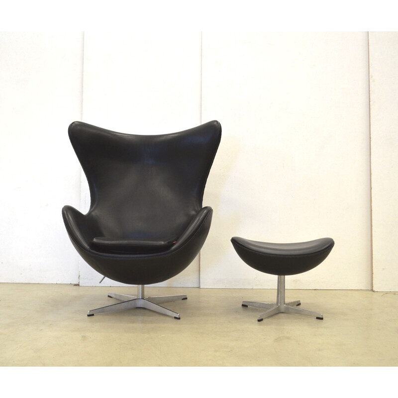 Vintage "egg" armchair & ottoman in black leather by Arne Jacobsen for Fritz Hansen