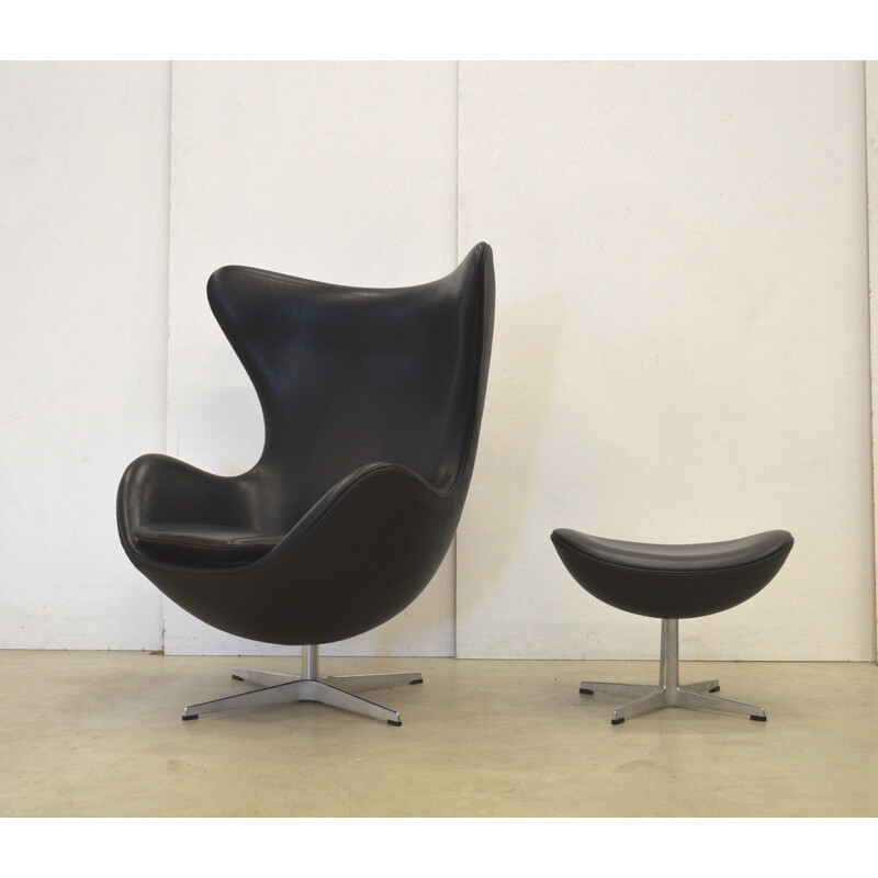 Vintage "egg" armchair & ottoman in black leather by Arne Jacobsen for Fritz Hansen