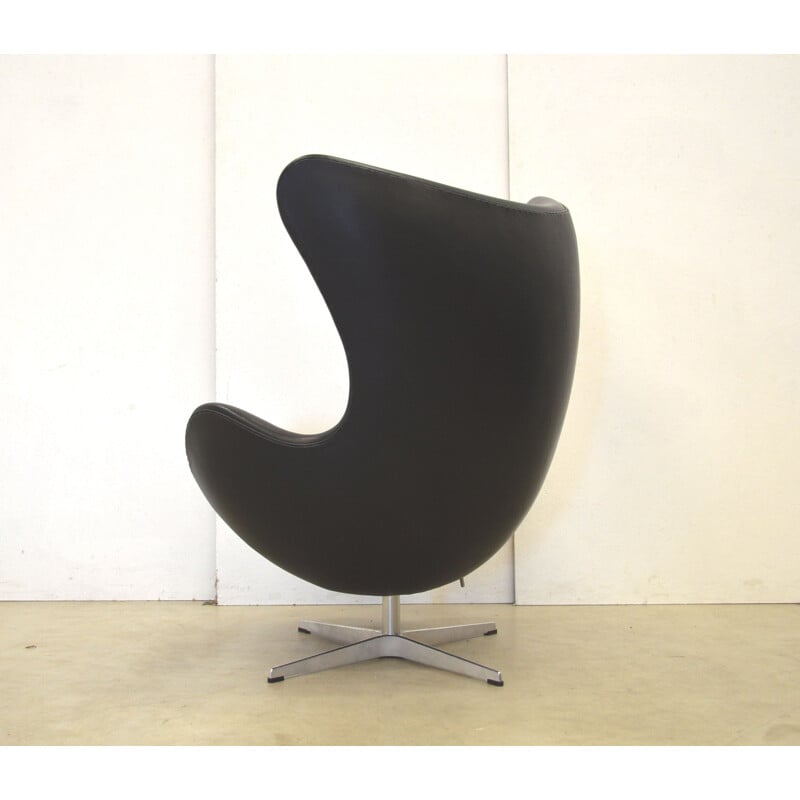 Vintage "egg" armchair & ottoman in black leather by Arne Jacobsen for Fritz Hansen