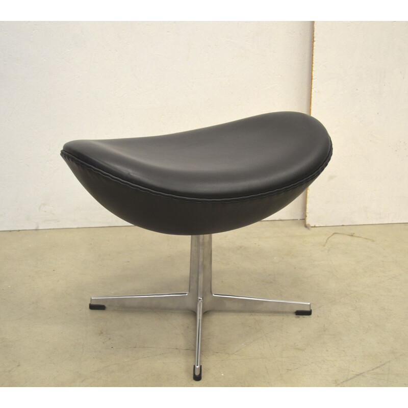 Vintage "egg" armchair & ottoman in black leather by Arne Jacobsen for Fritz Hansen