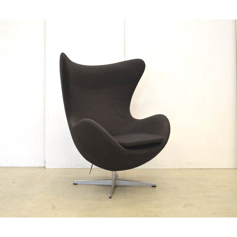 Vintage grey "egg" armchair by Arne Jacobsen for Fritz Hansen