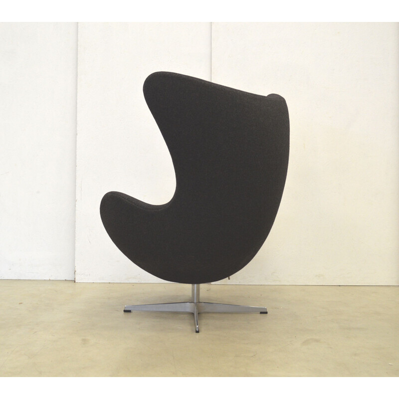 Vintage grey "egg" armchair by Arne Jacobsen for Fritz Hansen