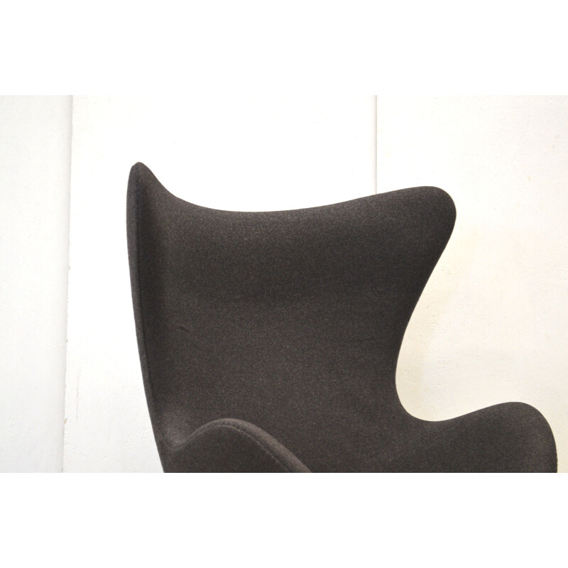 Vintage grey "egg" armchair by Arne Jacobsen for Fritz Hansen