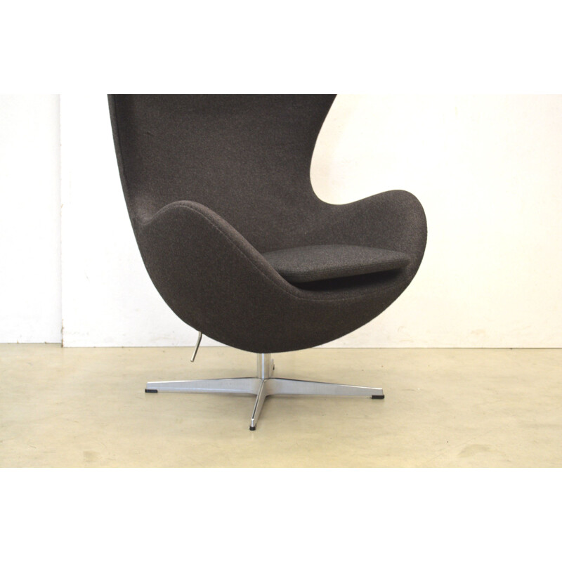 Vintage grey "egg" armchair by Arne Jacobsen for Fritz Hansen