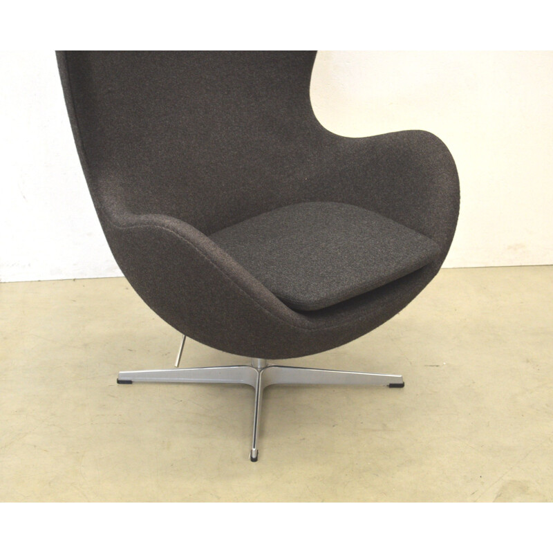 Vintage grey "egg" armchair by Arne Jacobsen for Fritz Hansen