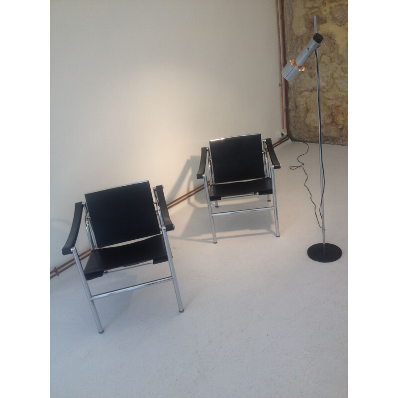 Suite de 2 fauteuils "LC 1" par Le Corbusier