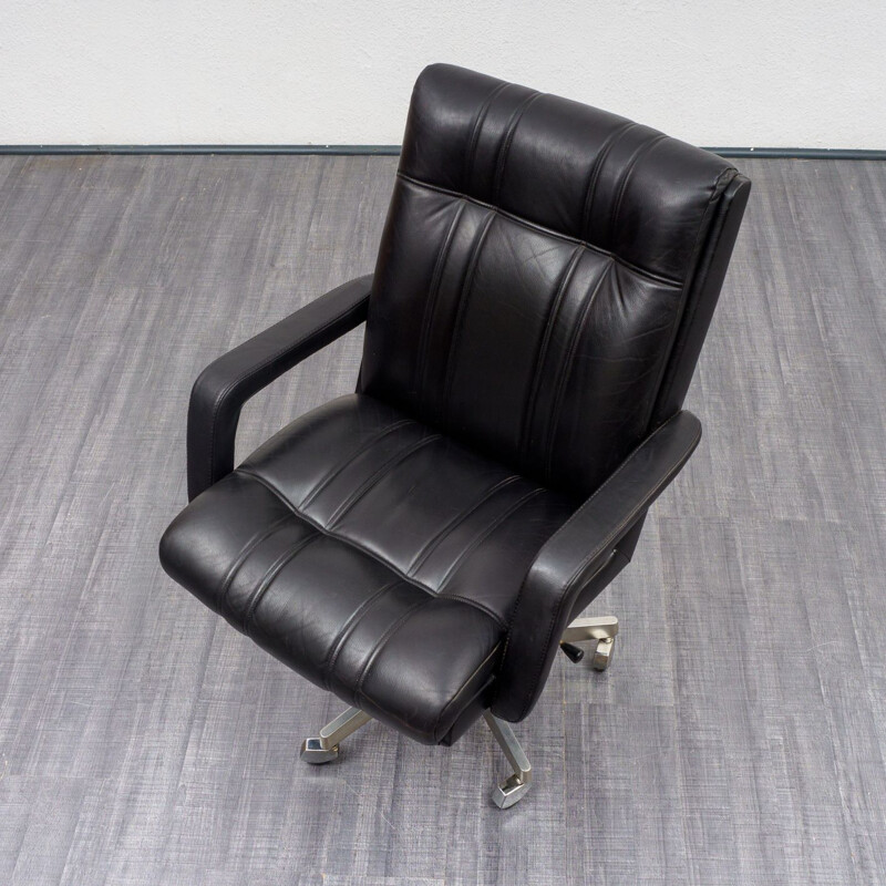 Vintage black chair in leather