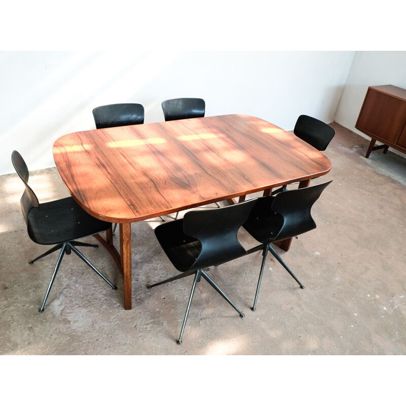 Vintage oval Danish dining table in rosewood