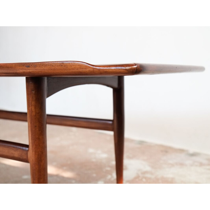 Table basse vintage danoise en teck avec bord relevé