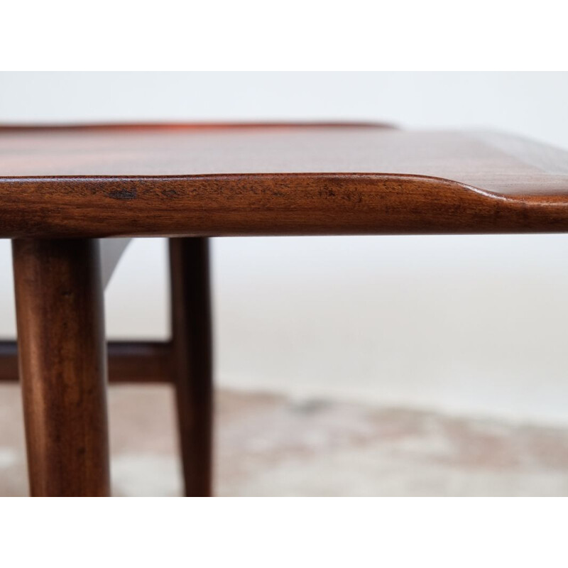 Table basse vintage danoise en teck avec bord relevé