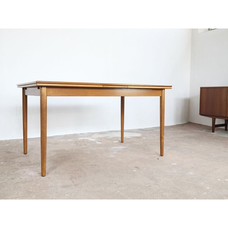 Vintage Danish extendable table in teak