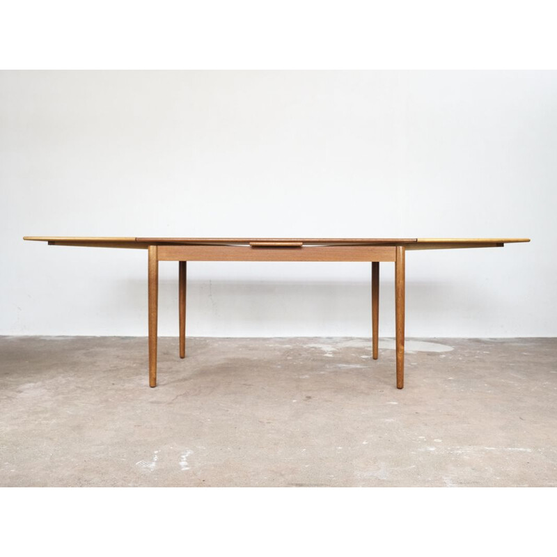 Vintage Danish extendable table in teak