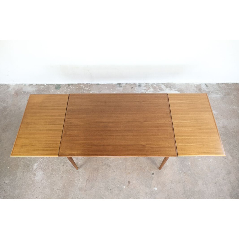 Vintage Danish extendable table in teak