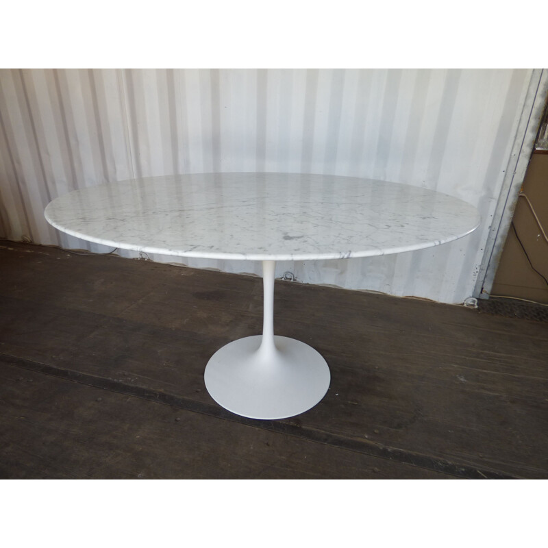 Vintage tulip table in Carrara marble by Knoll Saarinen