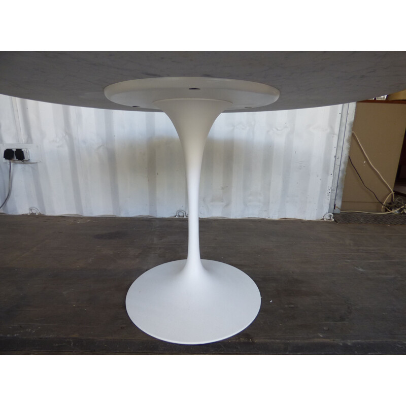 Vintage tulip table in Carrara marble by Knoll Saarinen