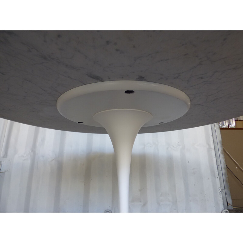 Vintage tulip table in Carrara marble by Knoll Saarinen