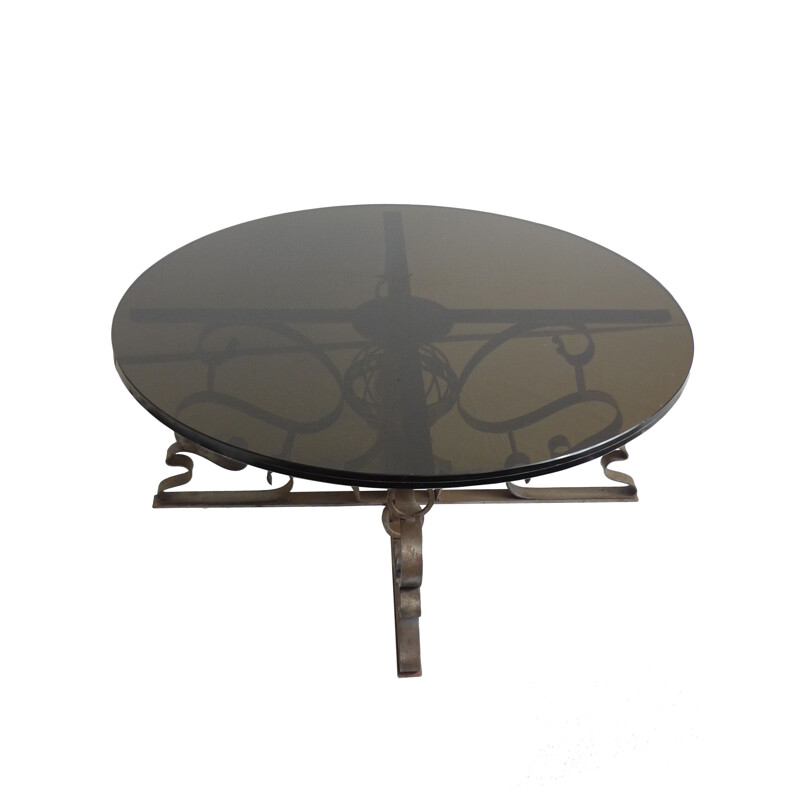 Table basse vintage ronde en acier forgé et plateau de verre fumé